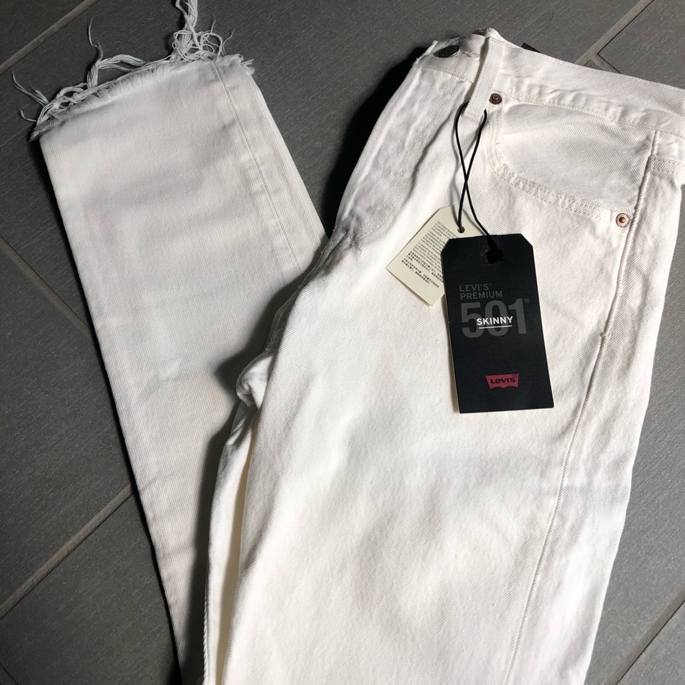 Levi’s • 501 off white jeans size 27/28